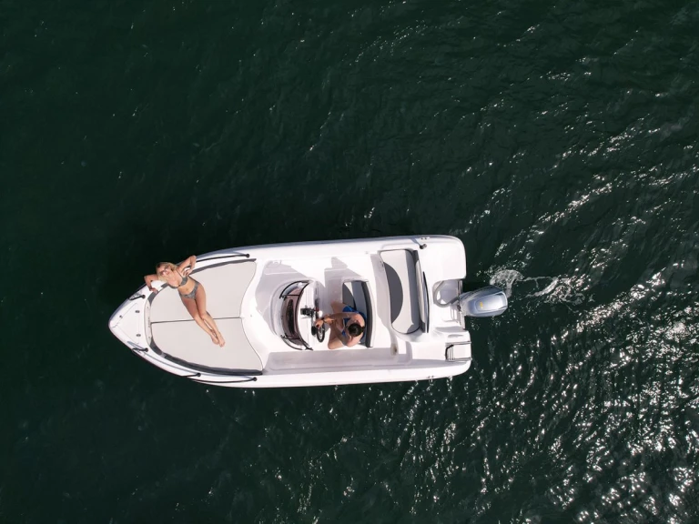 Location Bateau à moteur Ranieri avec permis