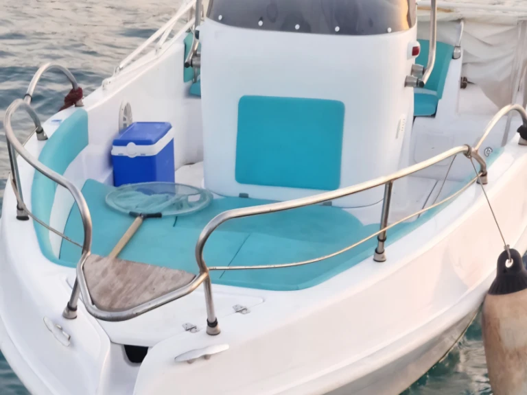 Bateau à moteur à louer à Taormina au meilleur prix