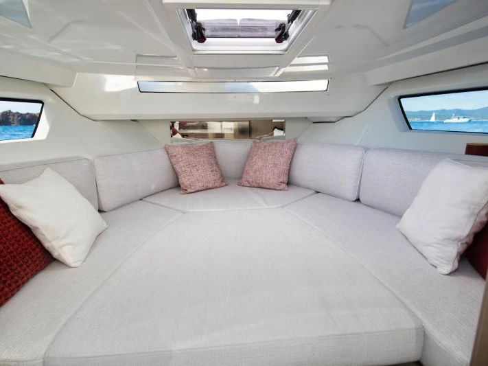 Location Bateau à moteur à Port de Hyères (St Pierre) - Jeanneau Cap Camarat 9.0 WA