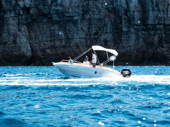 Location Bateau à moteur Marine avec permis
