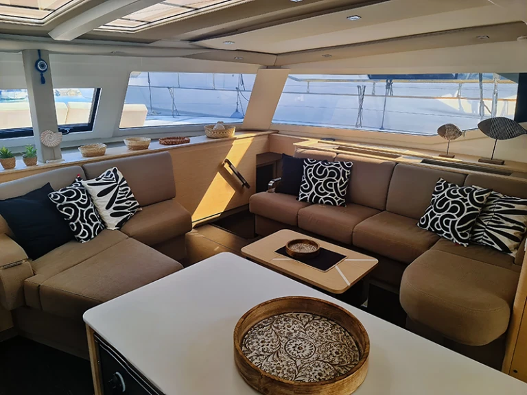 Location bateau Fountaine Pajot Aura 51 à Néa Péramos sur Samboat