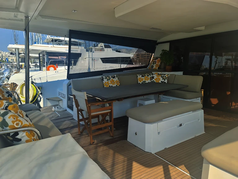 Location bateau Fountaine Pajot Aura 51 à Néa Péramos sur Samboat