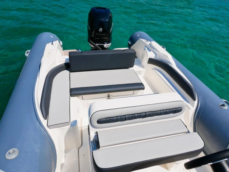 Location Semi-rigide à Hyères - Lomac Lomac 790 IN