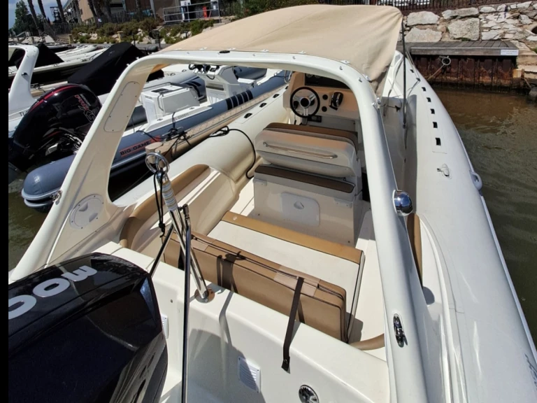 Louer Semi-rigide avec ou sans skipper Lomac à Hyères