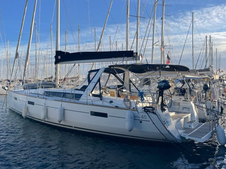 Location Voilier à Port de Hyères (St Pierre) - Bénéteau Oceanis 45