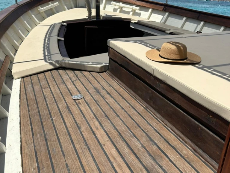 Louez un Cantiere Demeglio Gozzo Storico à La Maddalena