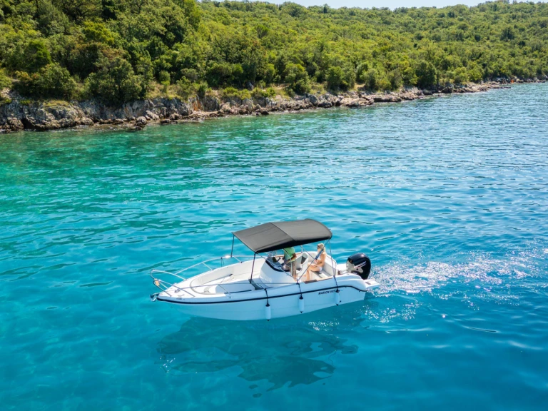 Bateau à moteur à louer à Malinska-Dubašnica au meilleur prix