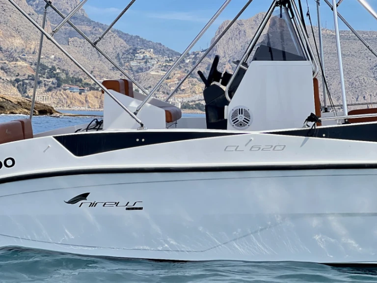 Location Bateau à moteur Nireus avec permis