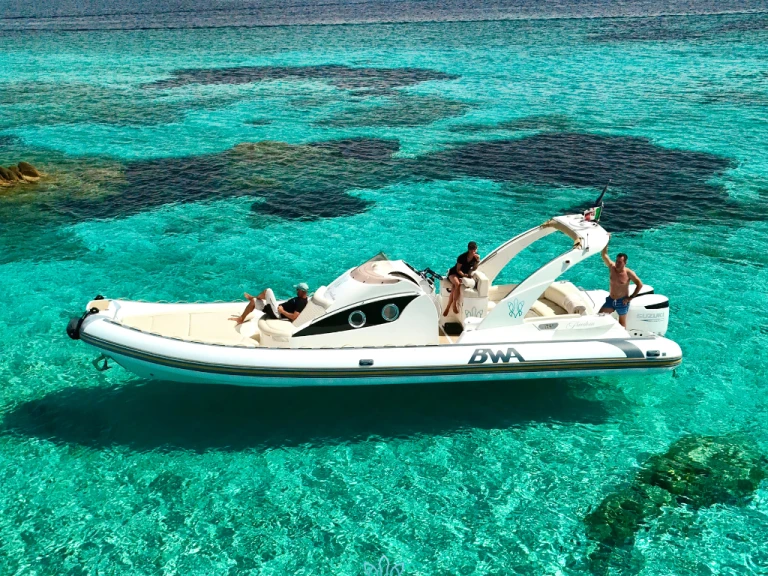Louer Semi-rigide avec ou sans skipper Bwa à La Maddalena