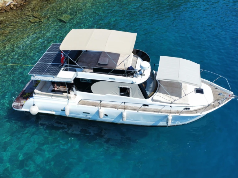 Louer Bateau à moteur avec ou sans skipper Custom Made à Skopea Marina