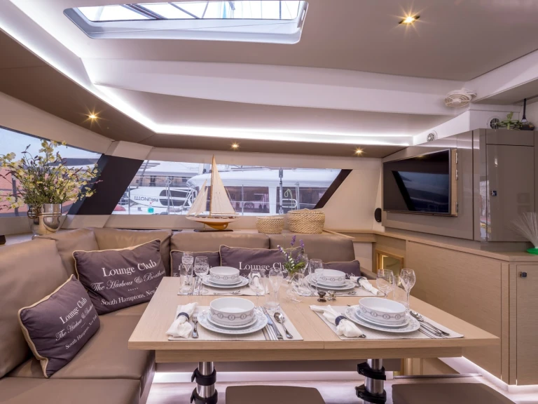 Catamaran à louer à Néa Péramos au meilleur prix