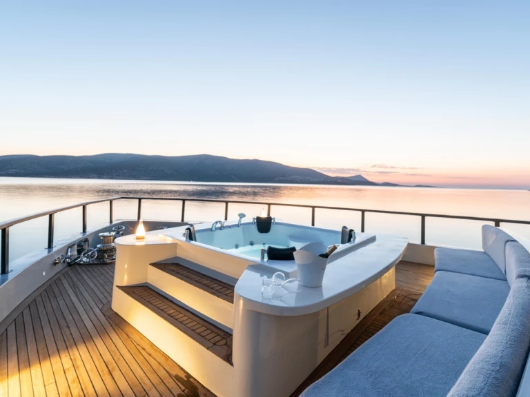 Location Yacht Custom Made avec permis