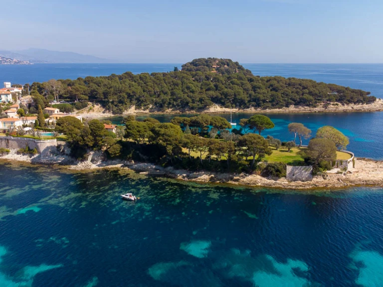 Louer Bateau à moteur avec ou sans skipper Jeanneau à Beaulieu-sur-Mer