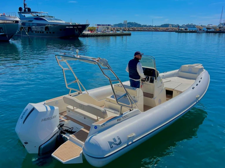 Location Semi-rigide Nuova Jolly avec permis