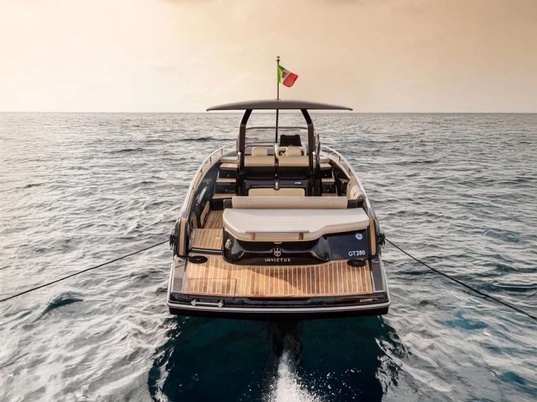 Louer Bateau à moteur avec ou sans skipper Invictus  à Poltu Quatu