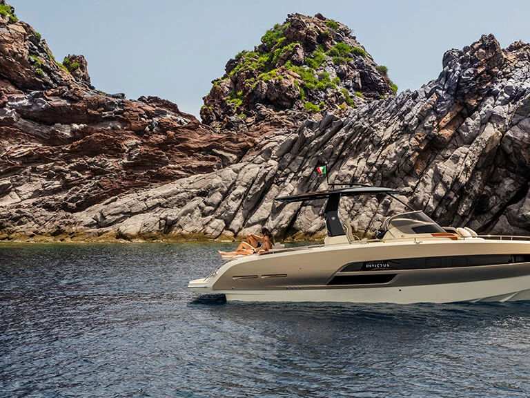 Location bateau Poltu Quatu pas cher Invictus 280 TT