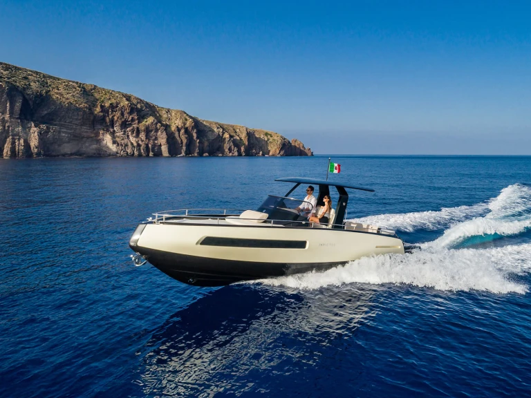 Location bateau Invictus  Invictus 280 TT à Poltu Quatu sur Samboat