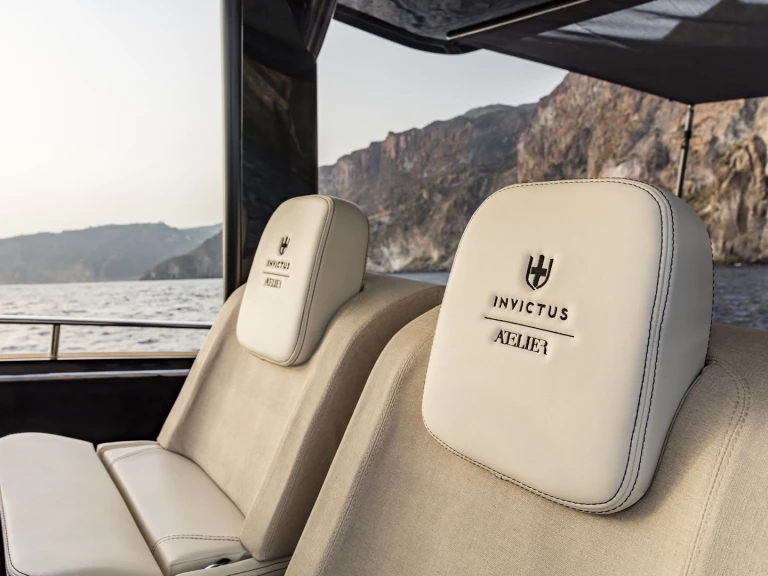 Louer Bateau à moteur avec ou sans skipper Invictus  à Poltu Quatu