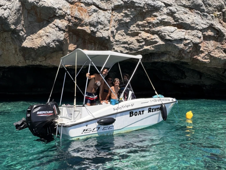 Bateau à moteur à louer à Tsoútsouros au meilleur prix