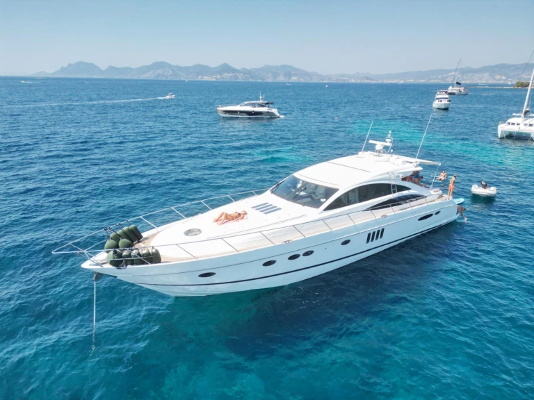 Location à Vieux Port de Cannes - Princess Princess V70 sur SamBoat