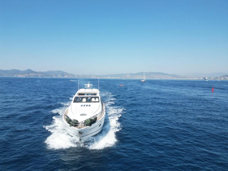 Location Bateau à moteur à Vieux Port de Cannes - Princess Princess V70