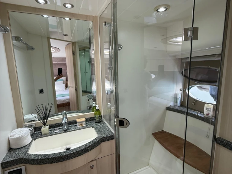 Location bateau Princess Princess V70 à Vieux Port de Cannes sur Samboat