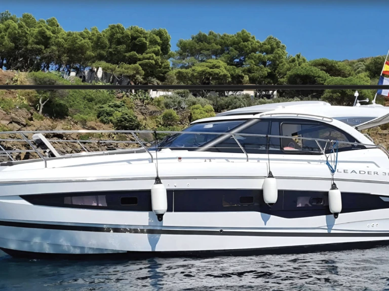 Location Bateau à moteur à Cannes - Jeanneau Leader 36