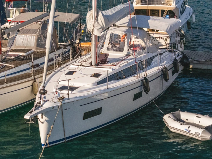 Louez un Bavaria Bavaria C38 à Kiáto