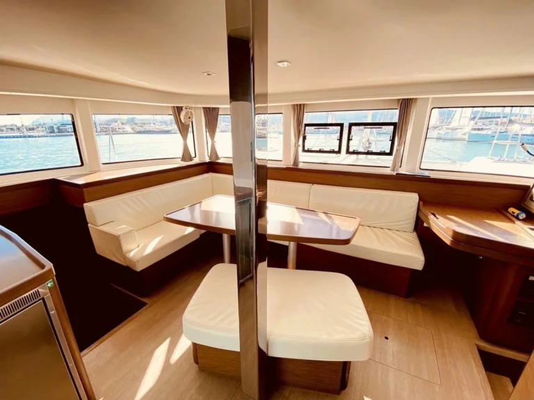 Catamaran à louer à Lávrio au meilleur prix