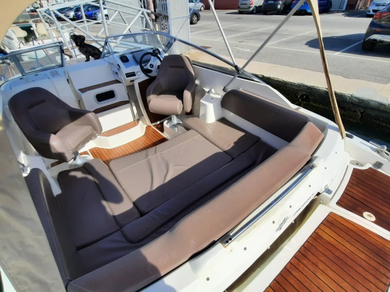 Louez un Jeanneau CAP CAMARAT 6,5 CC Style à France