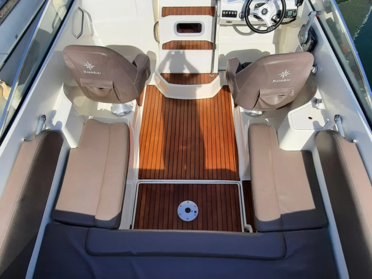 Location bateau Jeanneau CAP CAMARAT 6,5 CC Style à France sur Samboat