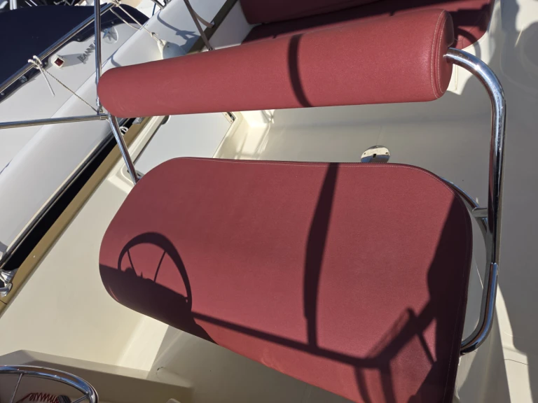 Louer Bateau à moteur avec ou sans skipper Rhea à Toulon