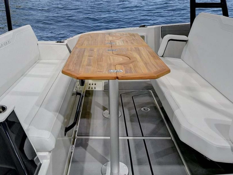 Navan T30 a louer à Puerto Campomanes Greenwich