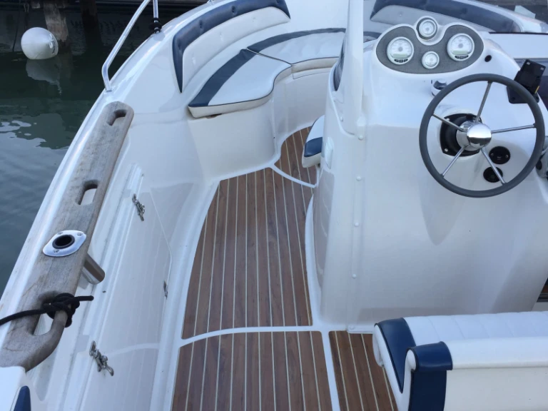 Bateau à moteur à louer à France au meilleur prix
