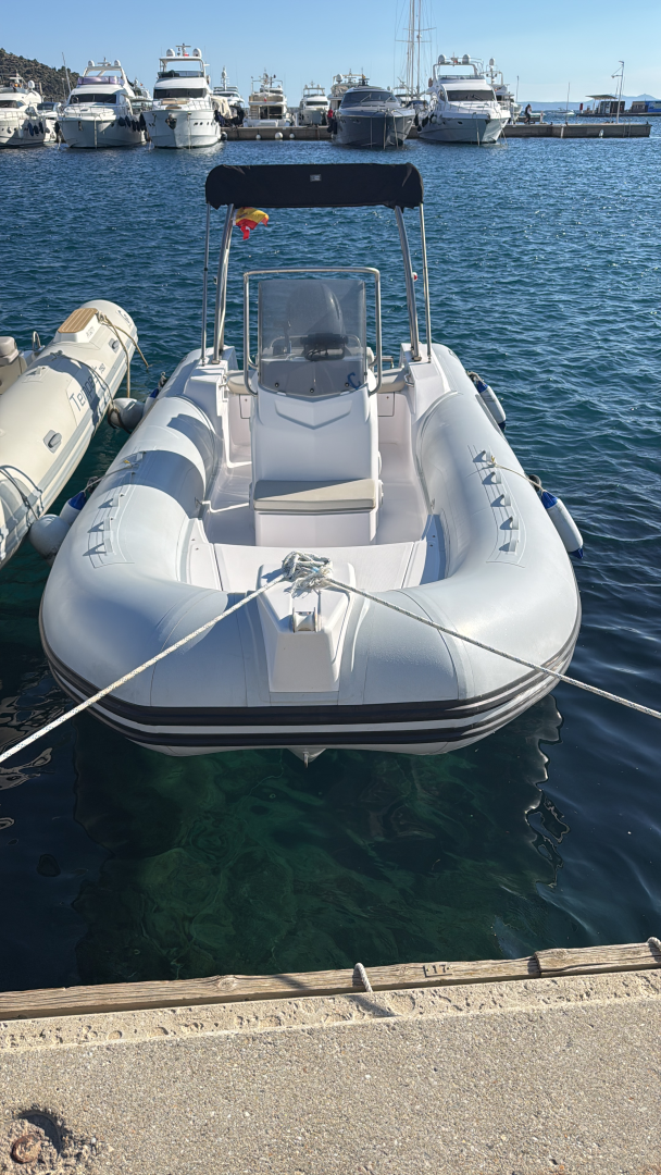 Louez un Capelli F130LA à Roses