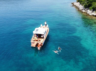 Chris Craft Commander 31 charter bareboat or skippered in  Lefkímmi