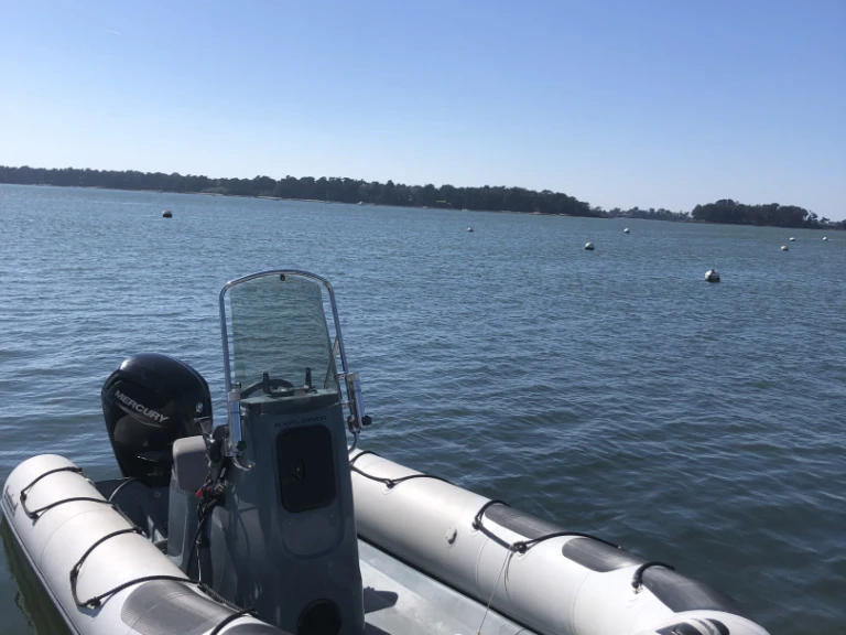 Location bateau Bombard Explorer 550 à Larmor-Baden sur Samboat