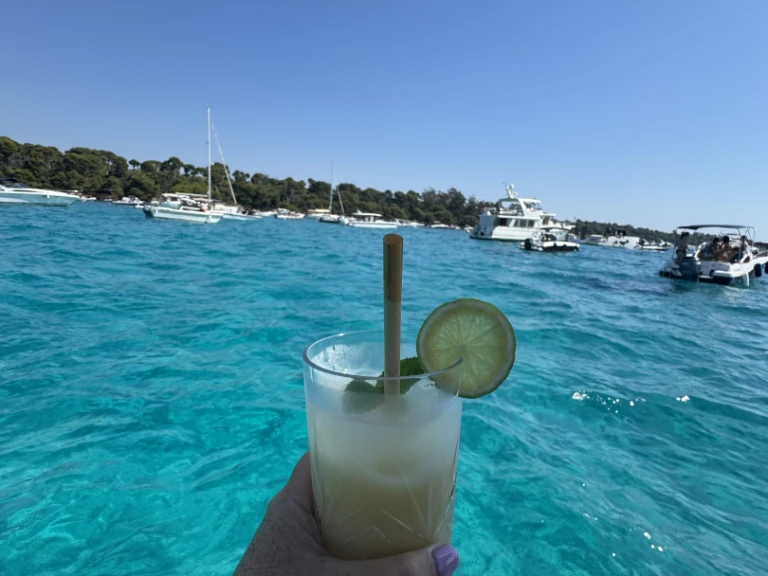 Location bateau Mandelieu-la-Napoule pas cher Activ 755 Sundeck