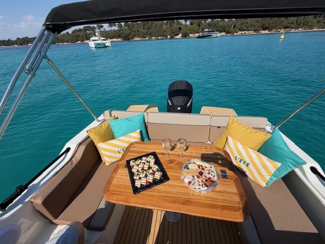 Location bateau Mandelieu-la-Napoule pas cher Activ 755 Sundeck