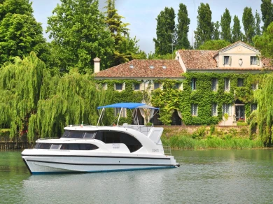 Bareboat Rental Luxury Yacht Houseboat Holidays Italia S.R.L. with a boat licence