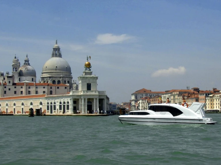 Location bateau Houseboat Holidays Italia S.R.L. Minuetto 6 à Casale sul Sile sur Samboat