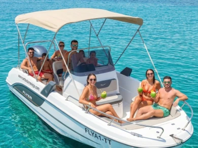 Noleggio Barca a motore Invictus  con patente nautica