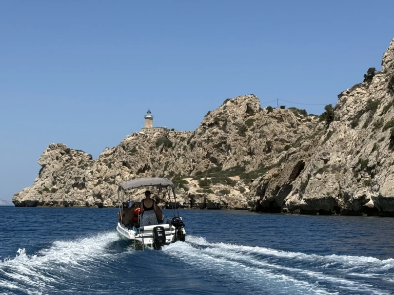 Bateau à moteur à louer à Kórinthos au meilleur prix