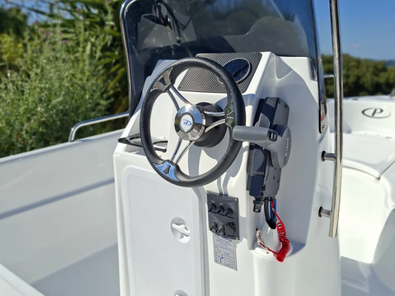 Bateau à moteur à louer à Kerí au meilleur prix