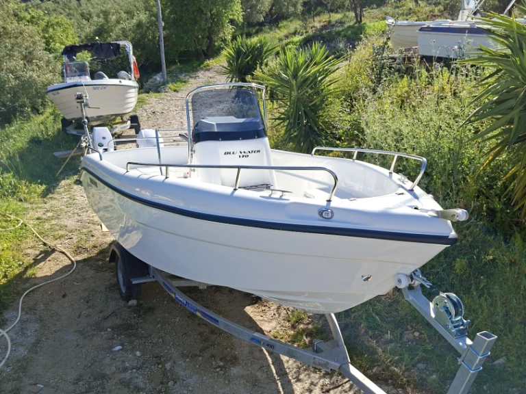 Bateau à moteur à louer à Kerí au meilleur prix