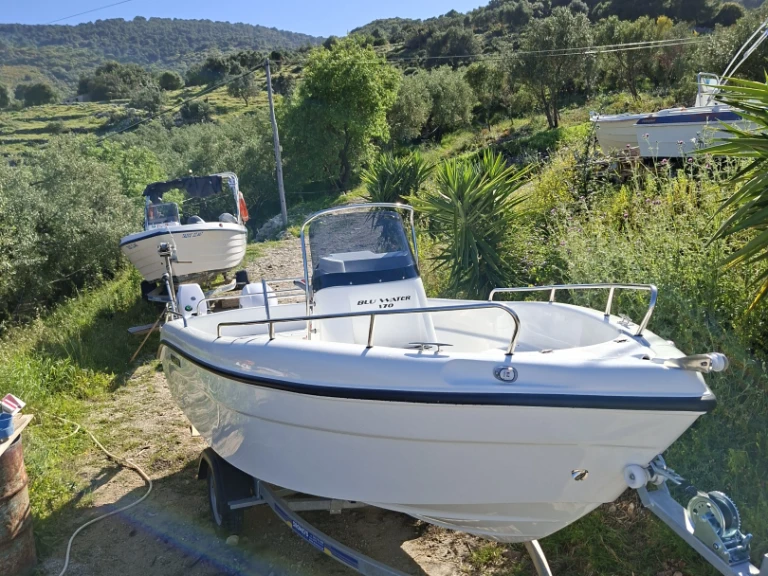 Bateau à moteur à louer à Kerí au meilleur prix