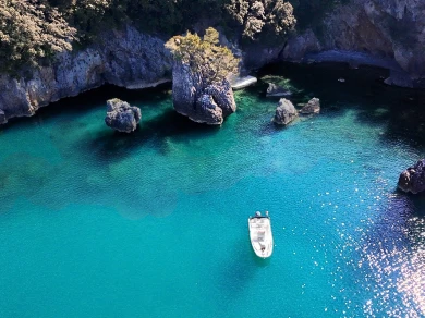 Motorboat rental in La Spezia - Boston Whaler Boston Whaler 220 Dauntless