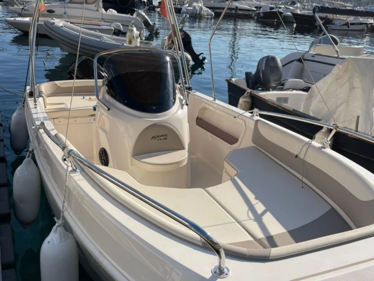 Bateau à moteur à louer à Lipari au meilleur prix