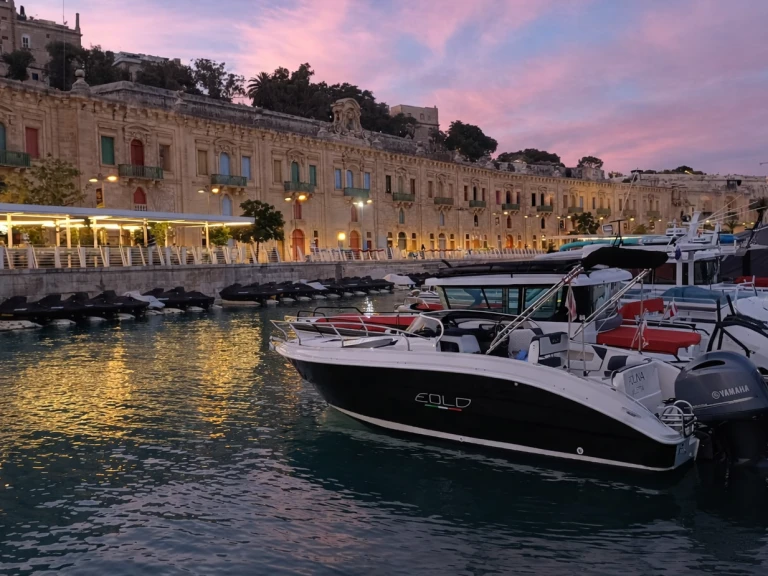 Bateau à moteur à louer à Qawra au meilleur prix