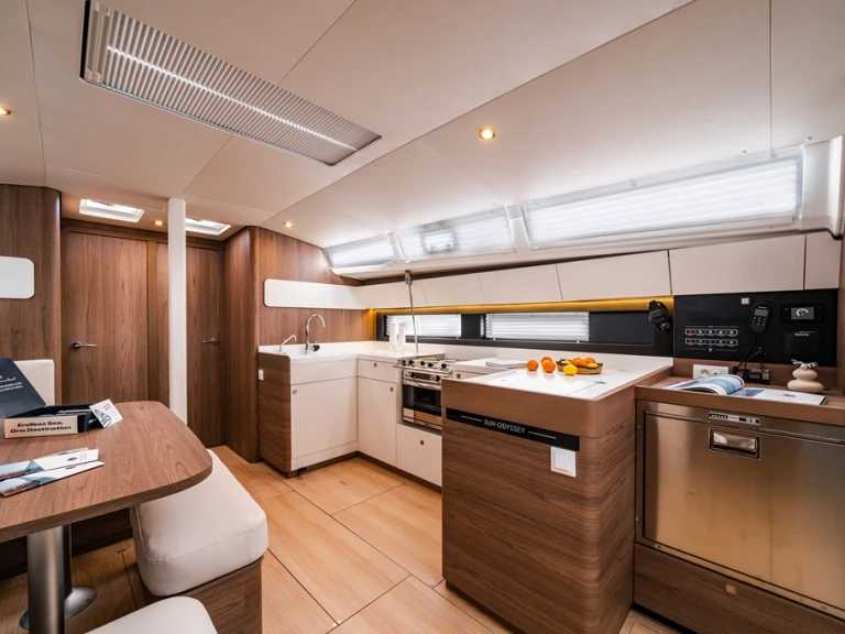 Location bateau Néa Péramos pas cher Sun Odyssey 455